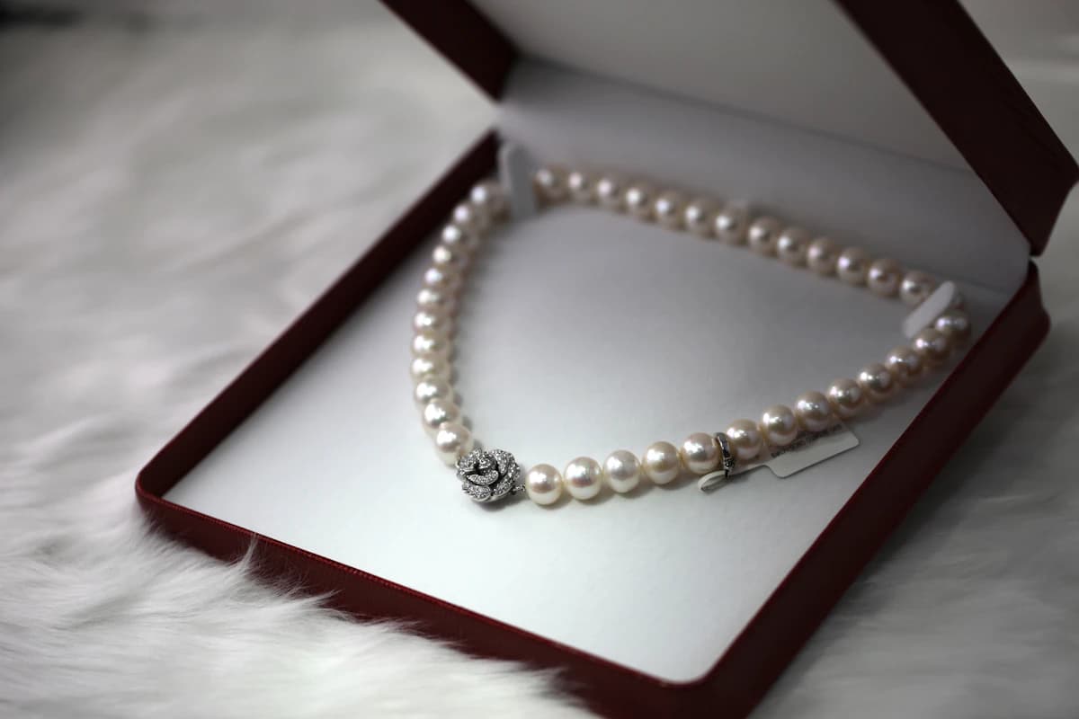 Best Shopify themes for jewelry stores 2026 showing elegant premium designs for fine jewelry and accessories